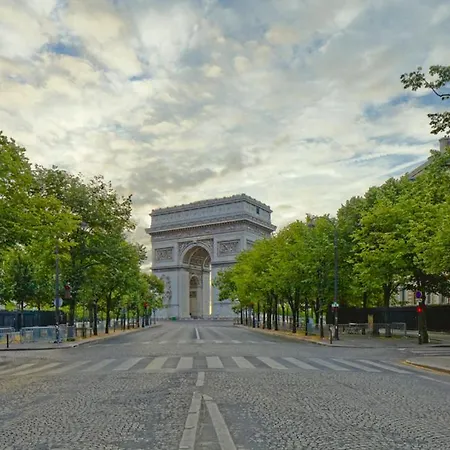 Spacious Arc De Triomphe - Champs-elysees Paris